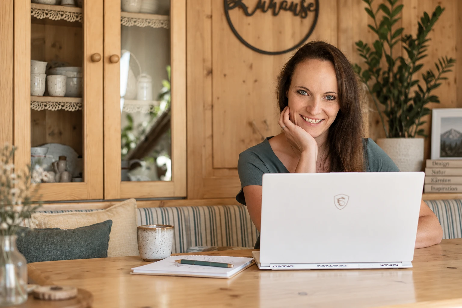 Das Kreativbüro Anja Moser sitzend vorm Laptop 2