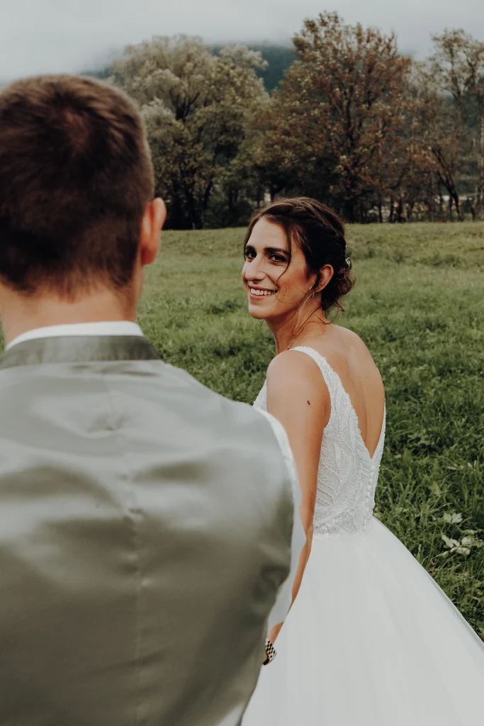 Hochzeitsfotografie | Braut schaut zu Bräutigam