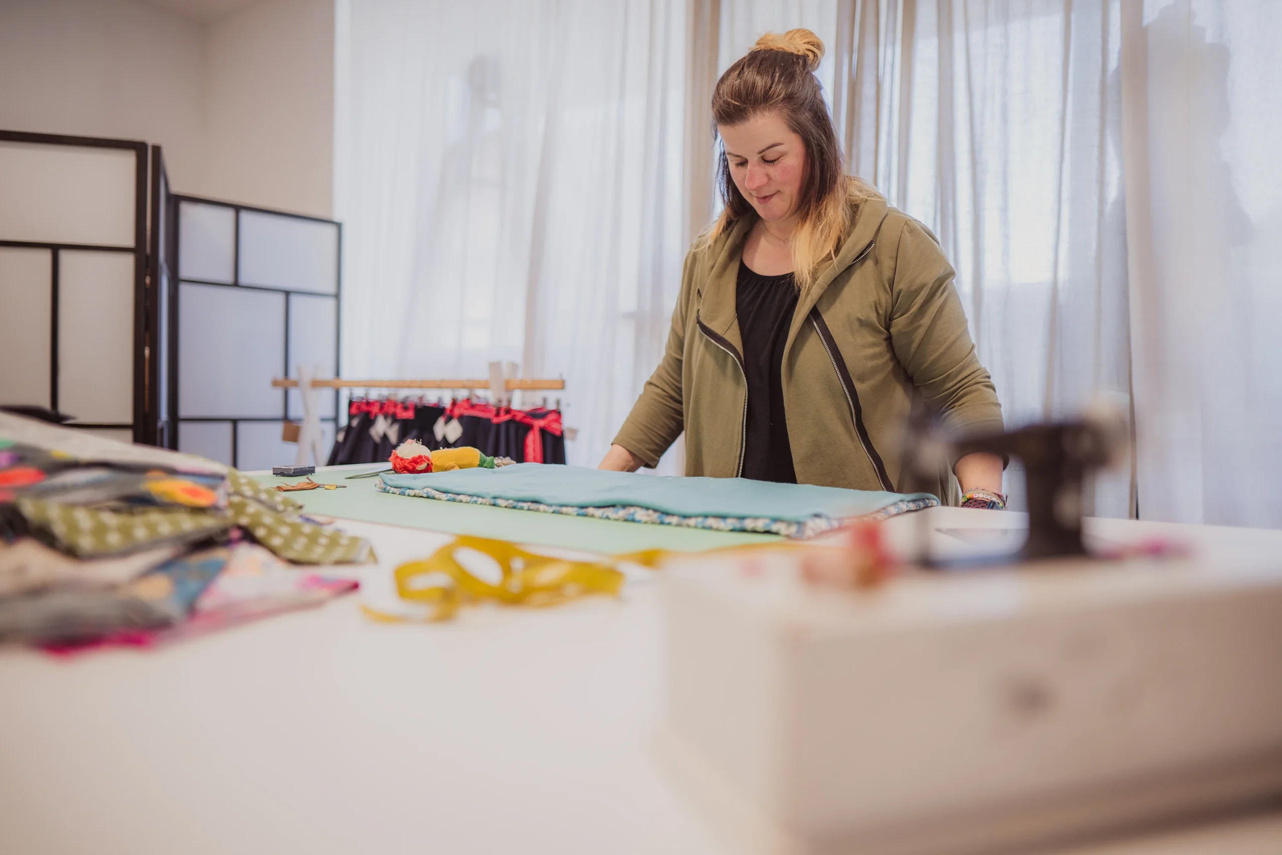 Unternehmensofotografie | Enanäh | Verena Egger beim Stoffzuschnitt